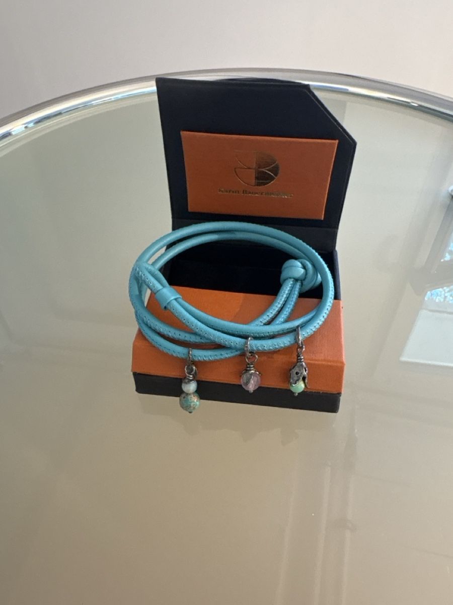 Armbänder & -reifen: Armband Leder mit Silberanhängern – Neu und originalverpackt aus Oetwil am See von Aldox108