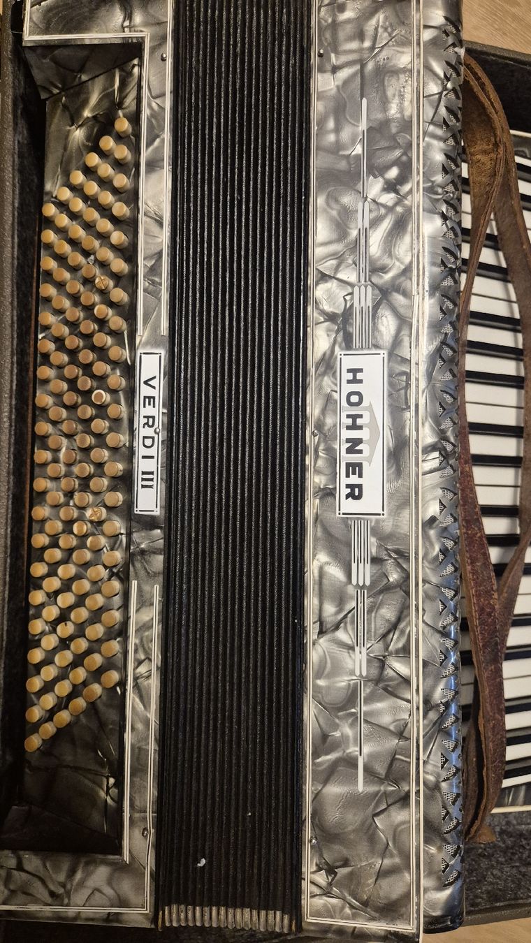 Hohner Strumenti musicali: Akkordeon Hohner Verdi III  – Usato da Rämismühle venduto da beni0010 1