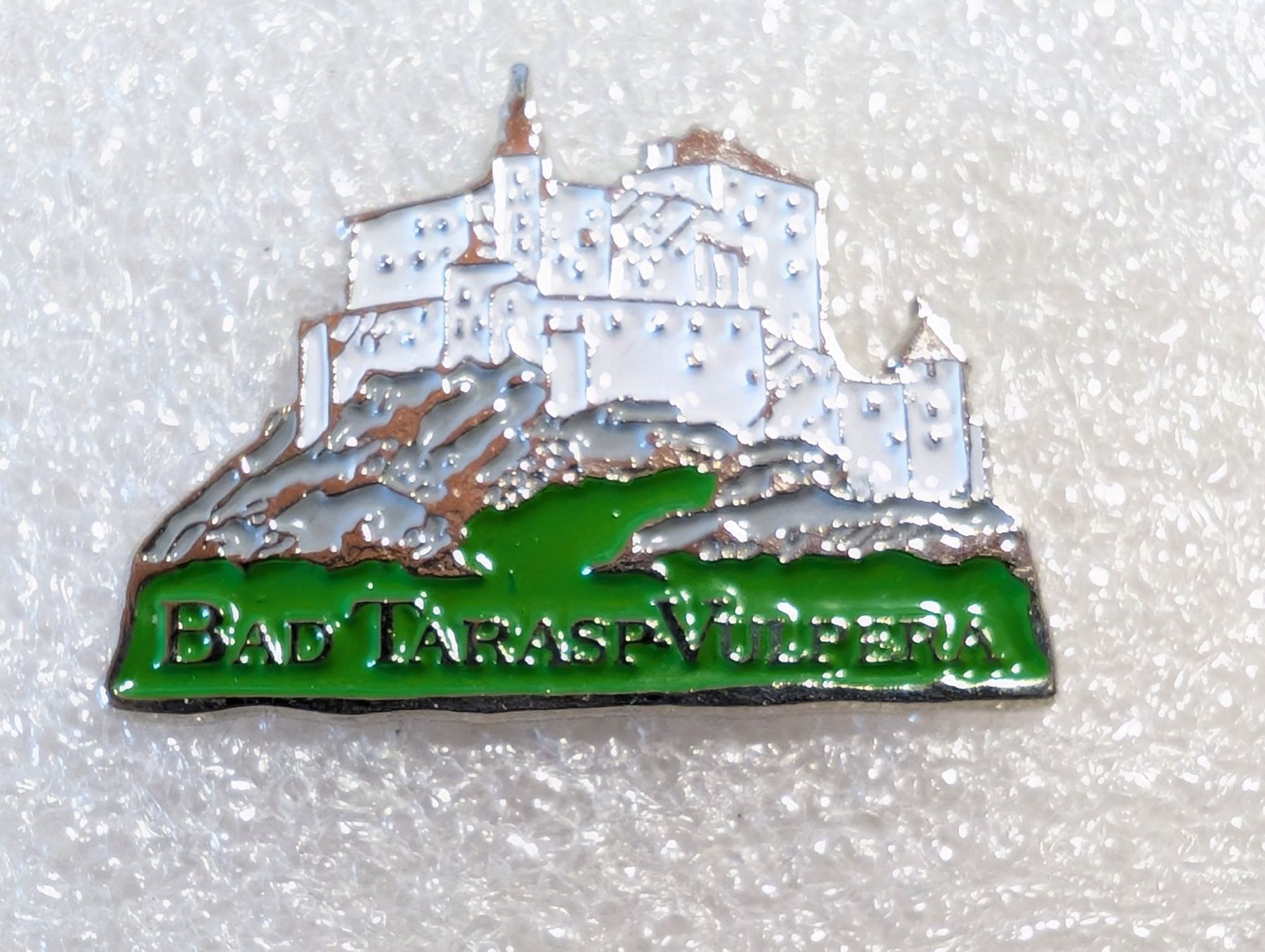 Plaketten & Abzeichen: Ansteckpin 295: Bad Tarasp – Gebraucht aus Oppligen von Pin-Fall-Shop