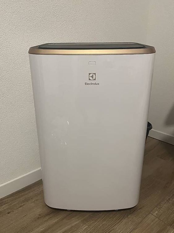 Climatiseur portable pratiquement neuf 1