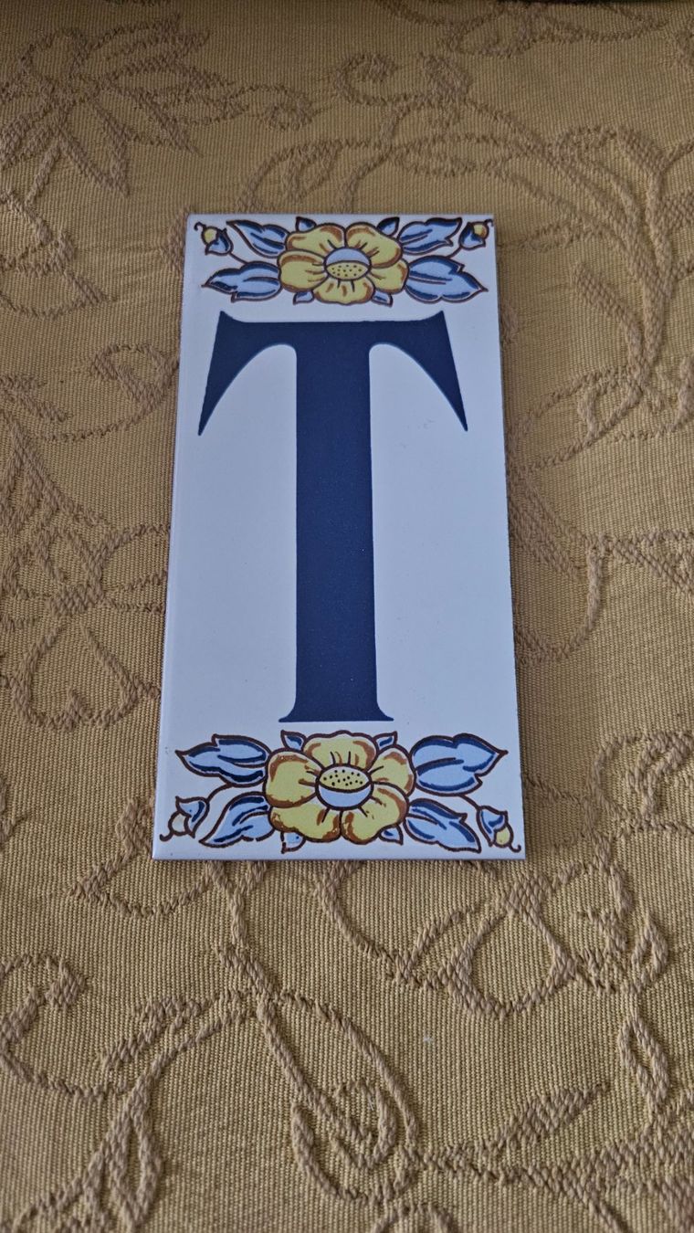 Tutte le decorazioni: Lettera di ceramica smaltata "T" – Usato da Melano venduto da H-Sara