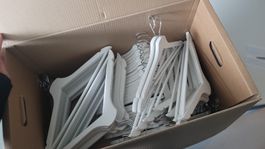 50 weisse Ikea-Kleiderbügel wie neu