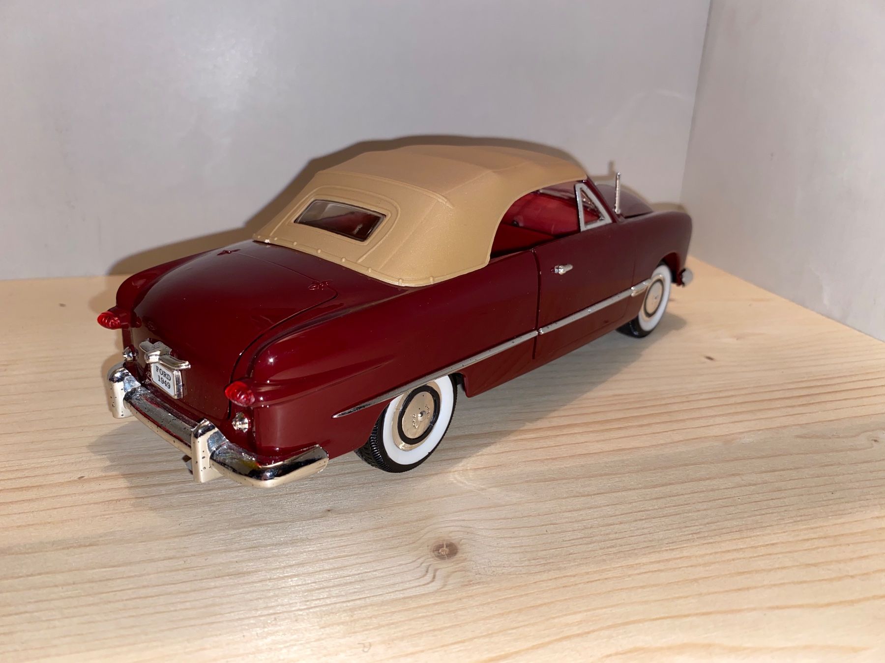 Ford Modellini d'auto: 1949 Ford Convertible 1/18 – Usato da Wohlen AG venduto da PrivatSammlung 2