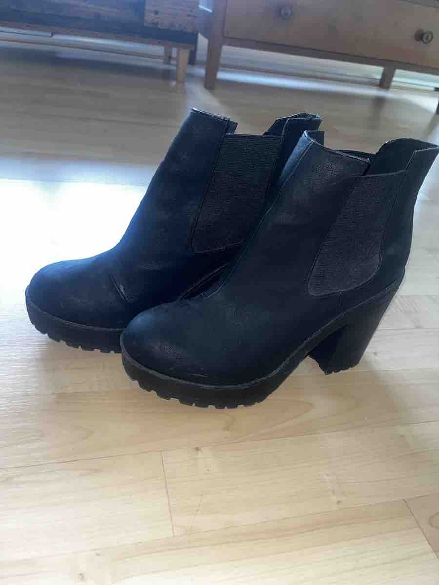 Scarpe da donna: Schwarze Damen Stiefeletten Grösse 41 – Usato da Winterthur venduto da GoodAsGone 1