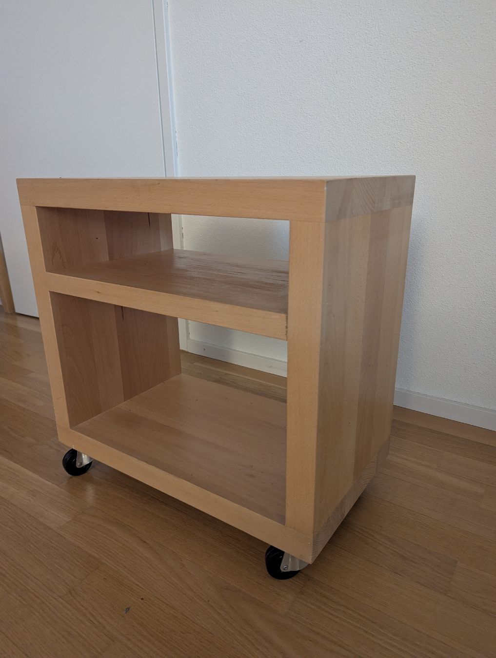 Banconi: Rollen - Beistelltisch aus Holz – Usato da Zürich venduto da ver_zgf7