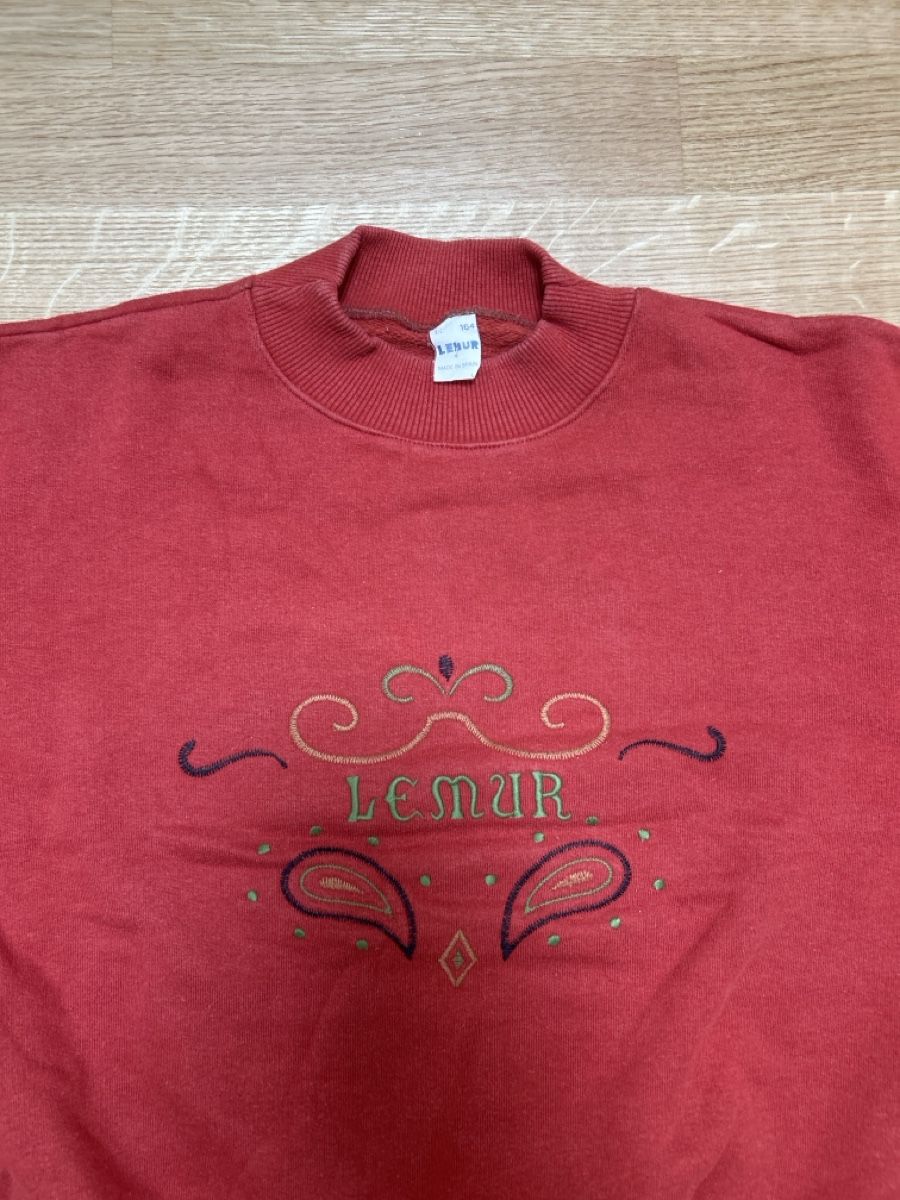Pullover & Sweatshirts: Pullover rot mit Stickerei Gösse 164 – Gebraucht aus Luzern von ThrowbackVintage 1