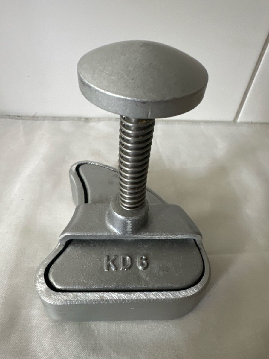 Küchengeräte: Steak-Presse KD6 Metall gebraucht – Gebraucht aus Zürich von Chaeffeler