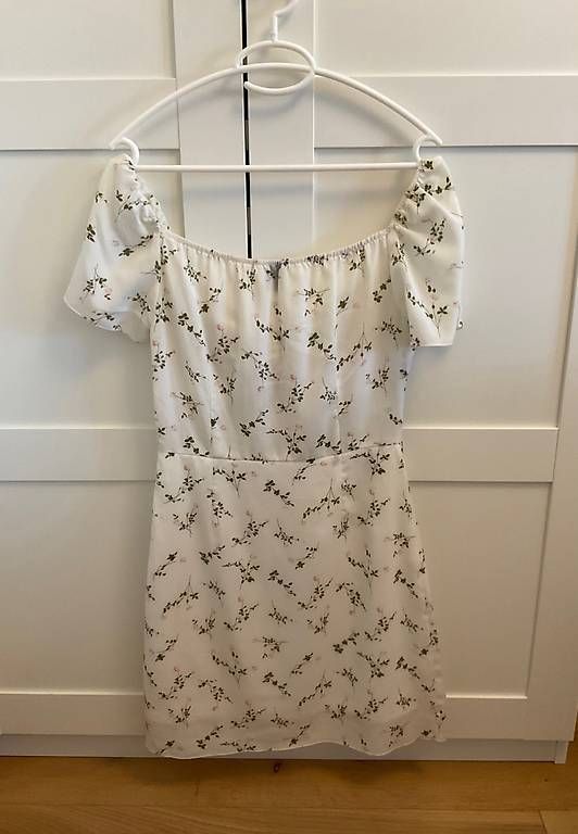 Kleider: Weisses Blumenkleid mit Ärmeln  Grösse XS – Gebraucht aus Wettingen von monikazefi 1