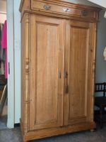Antiker Kleiderschrank aus massivem Holz