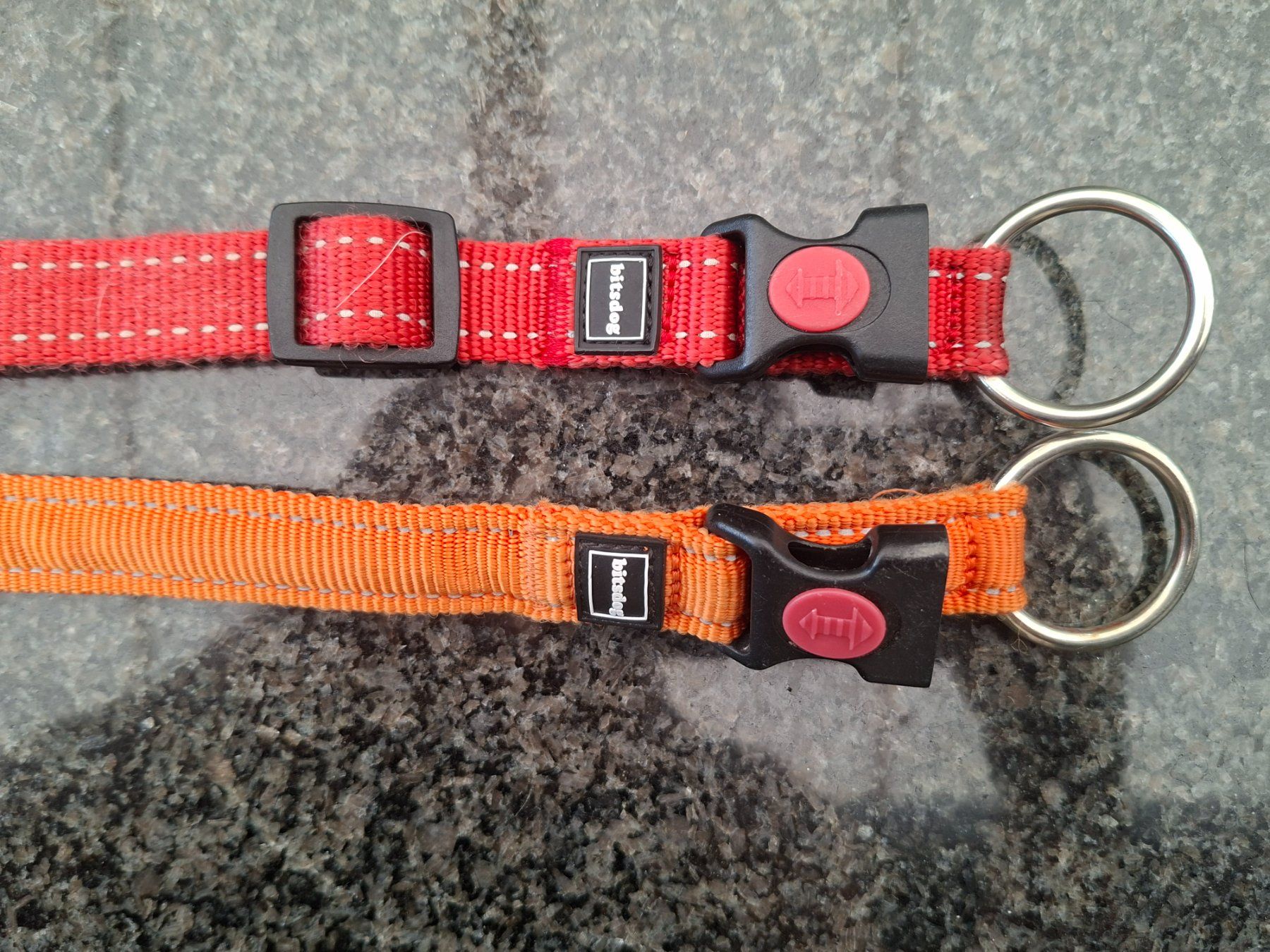 Guinzagli & Collari: Bitsdog; 2 Stk. Hundehalsband Rot & Orange / Gr. S & M – Usato da Boniswil venduto da Totomat-Lady2 2