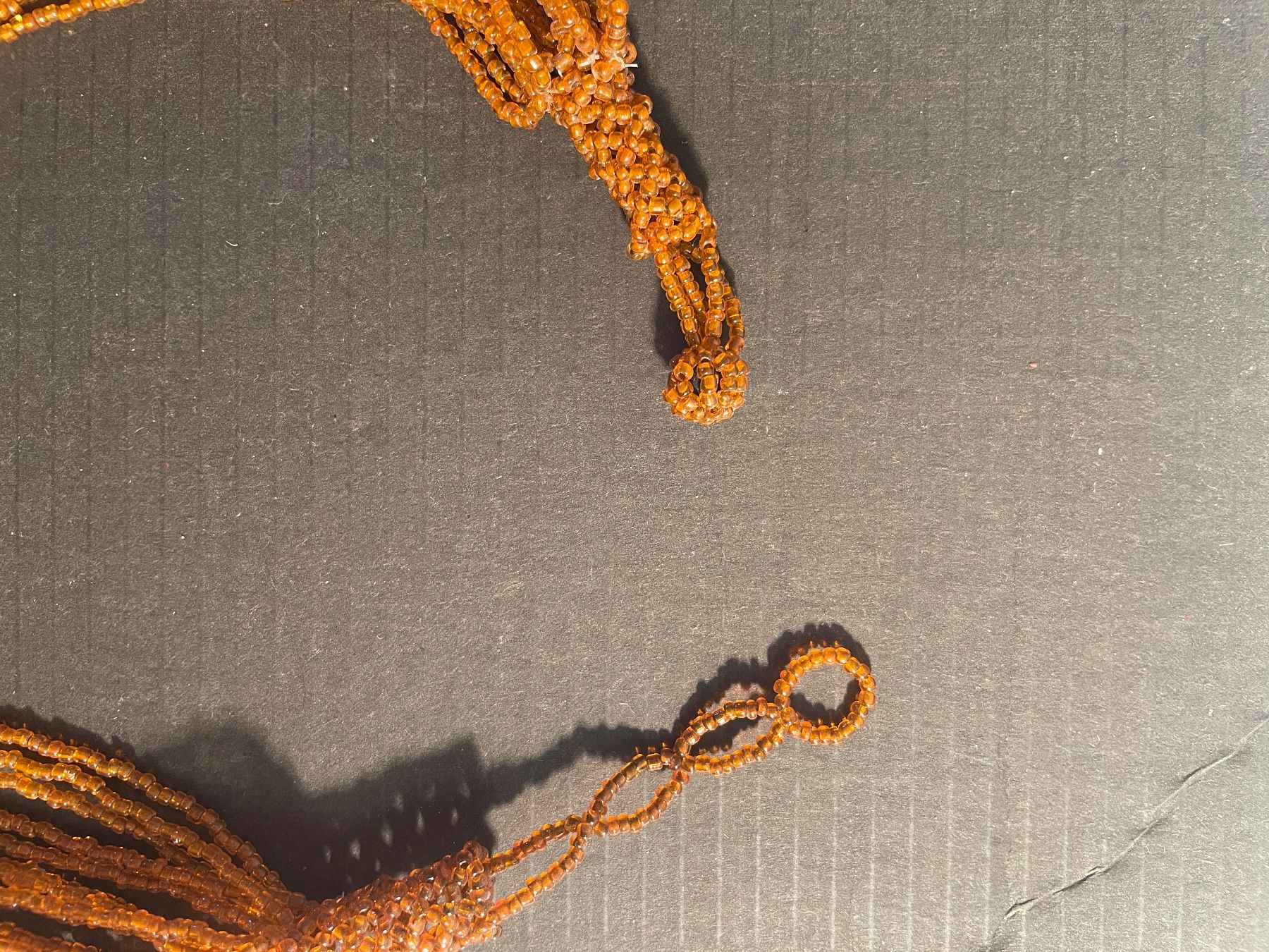 Catenine: Handgefertigte, orangene Perlenhalskette – Usato da Ballwil venduto da Classic-Gallery-6275 1