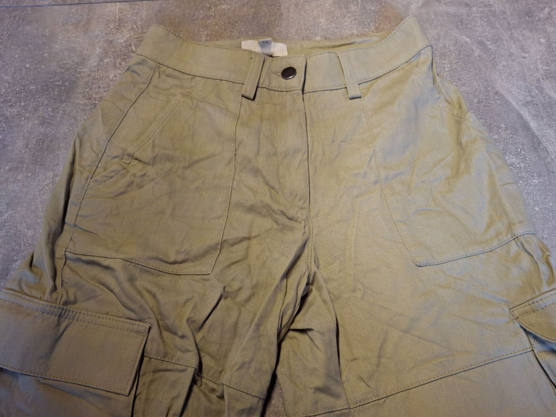 H&M Pantaloni: Pantalon taille 36 marque H&M 69% coton – Usato da Villiers venduto da san_jn5w 2