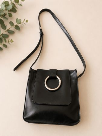 Sac à bandoulière noir avec anneau, état usagé, défaut
