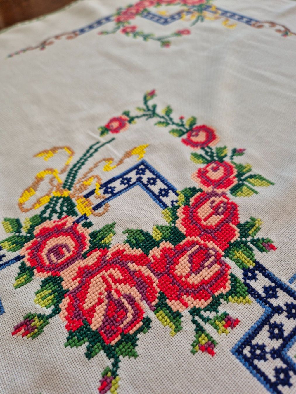 Altra biancheria da tavola: Handgestickte Tischdecke mit Rosenmuster, Vintage Stil – Usato da Bern venduto da aronari 5