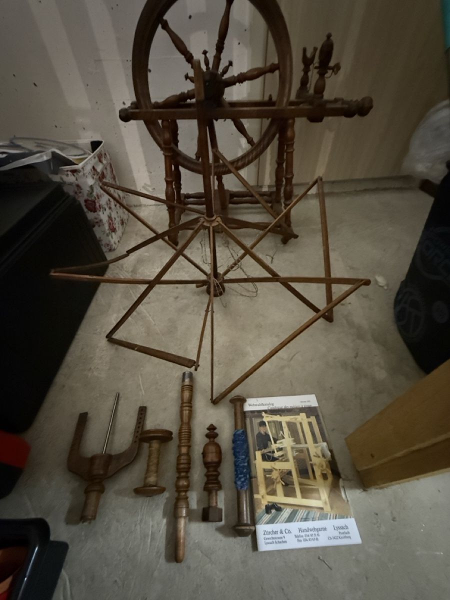 Ruote per filare: Antique Spinning Wheel, with accessories – Difettoso da Effretikon venduto da lio_gjr8