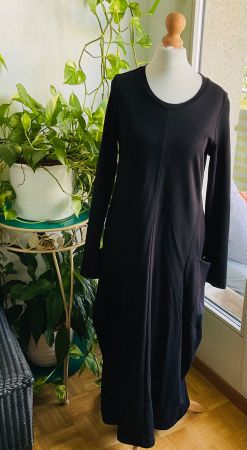 Merveilleuse robe noire manches longues YUKAI 36 comme neuve