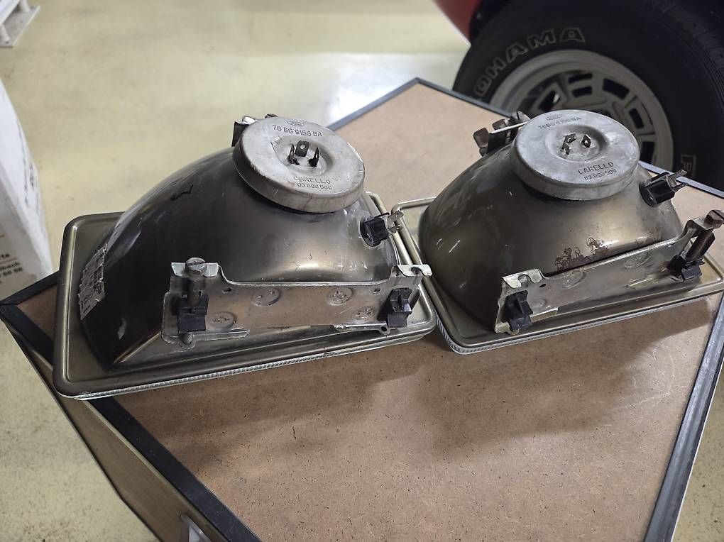 Tutti pezzi di ricambio auto: Ford Taunus Schinwerfer Set  – Usato da Matzingen venduto da AMY-007