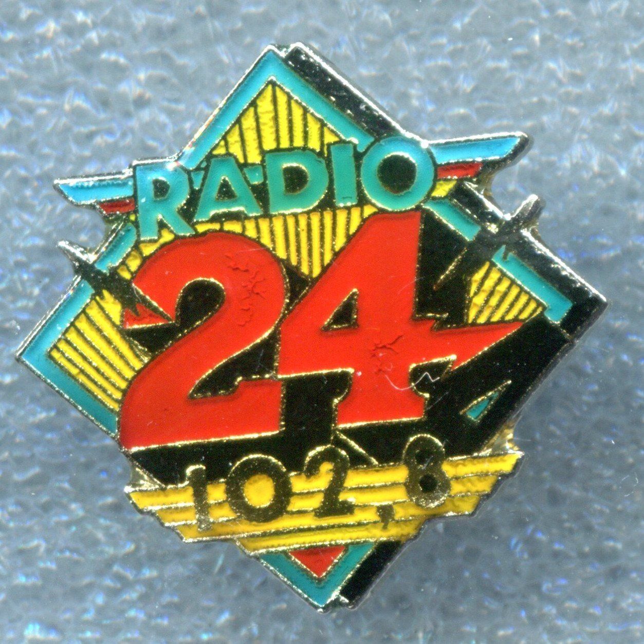 Placchette & Badge: RADIO 24 102,8 MHz – Usato da Winterthur venduto da Sammleroase