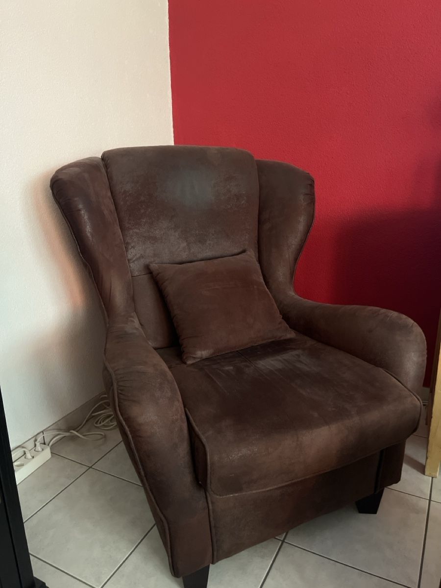 Poltrone: Ohrensessel mit Kissen und Hocker – Usato da Altstätten SG venduto da gam61 2