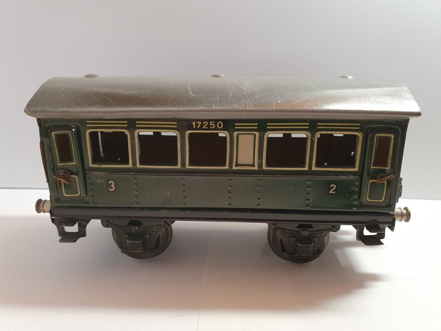 Märklin Modelleisenbahnen: Märklin /  Blech Tinplate /   Spur 0 / Sitzwagen 2. Klasse – Gebraucht aus Zürich von BLS58MA 2