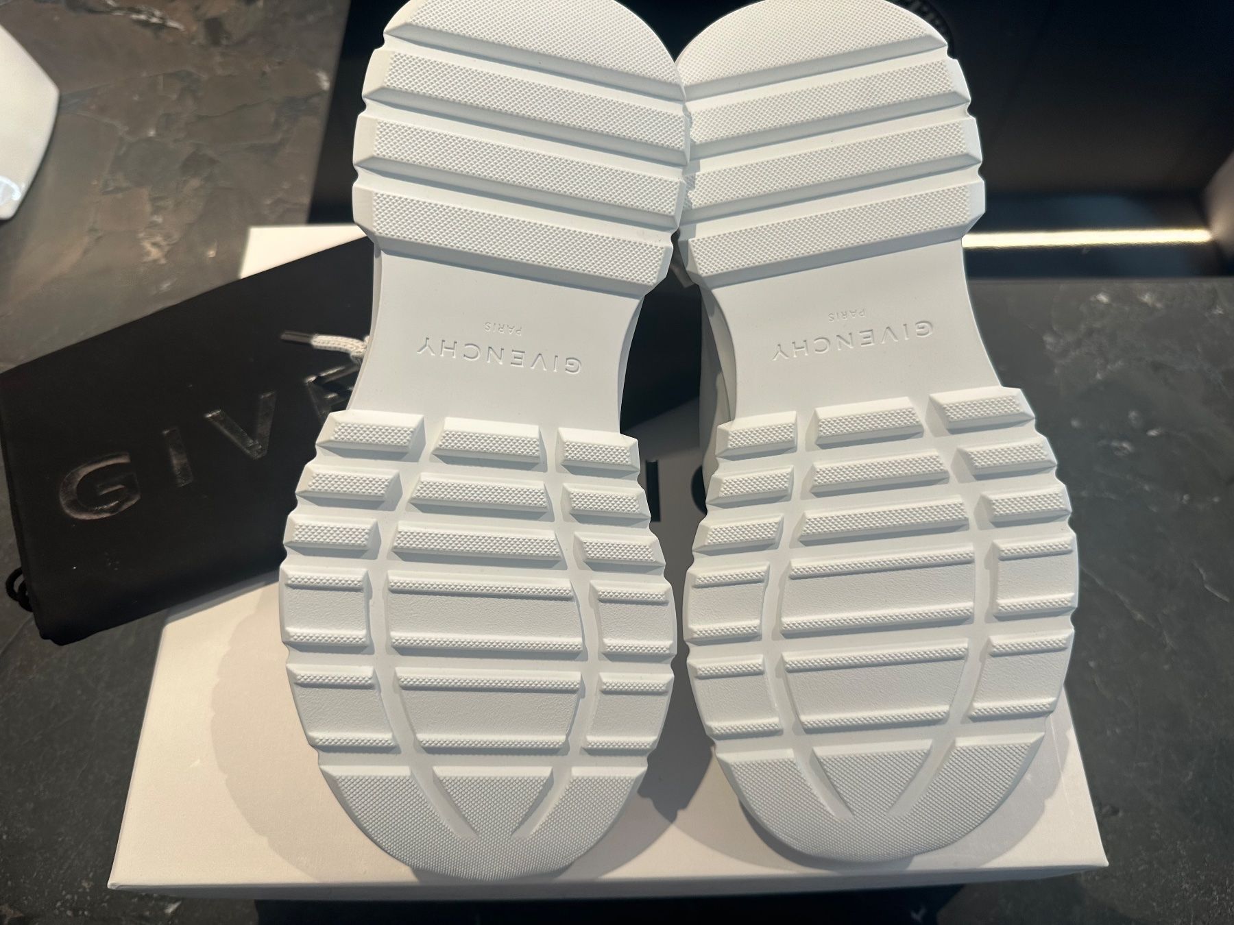 Givenchy Herrenschuhe: Scarpe GIVENCHY Spectre Runner Bianco/Nero Tg 41 – Gebraucht aus Kloten von ZuD48 4