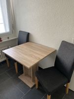 Kleiner Tisch und zwei Stühle