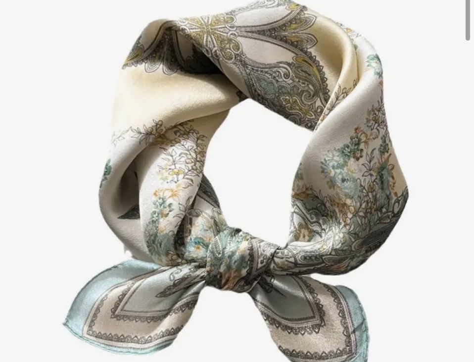 Foulards & écharpes: Silk Square Scarf – Neuf avec emballage d'origine à Rapperswil SG par Gemstonebyyo
