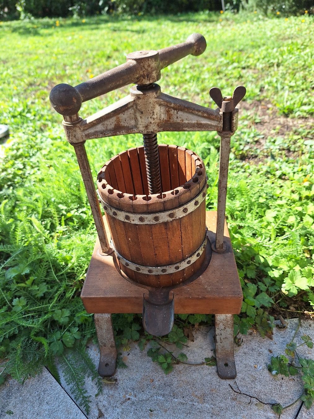 Tutte le decorazioni: Kleine Traubenpresse – Usato da Genolier venduto da Antoine30 1