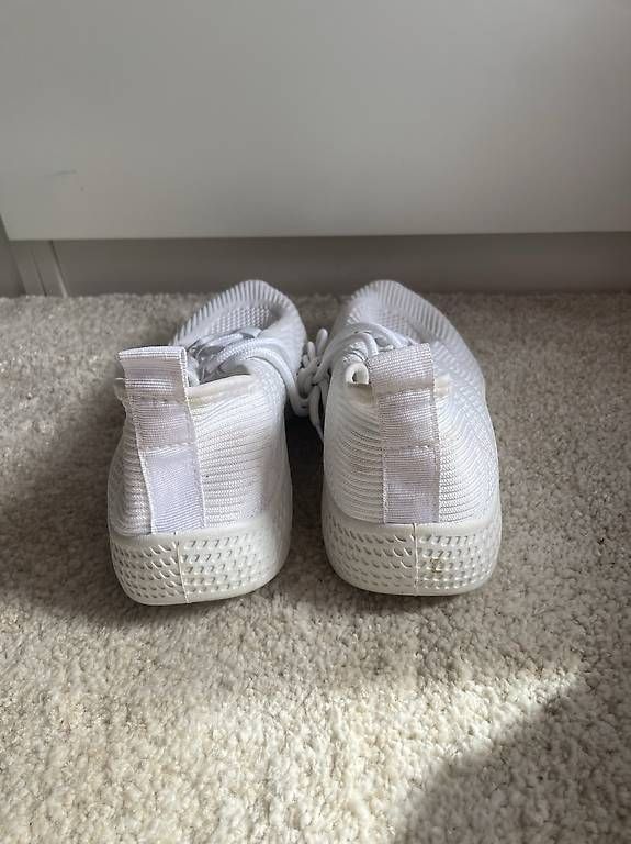 Chaussures femmes: Weisse Sneaker – D'occasion à Möriken AG par sel_9w5v 2