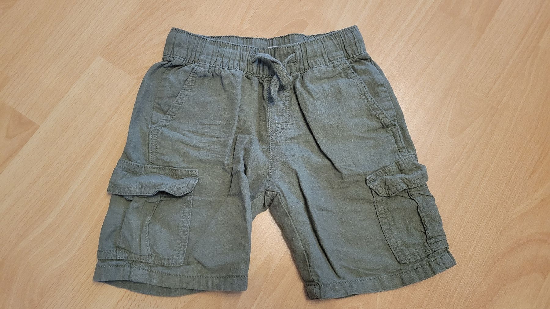 H&M Pantaloni: Cargo Shorts Grösse 98 – Usato da Muri AG venduto da tabi4fun