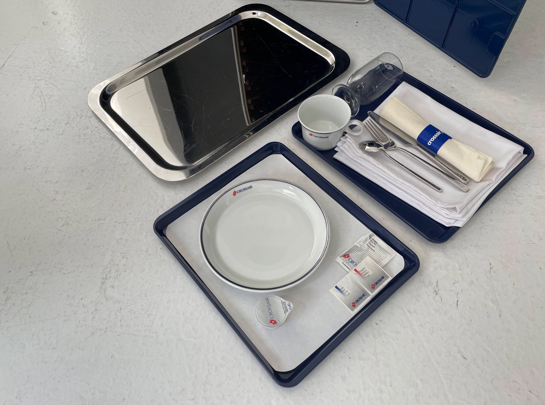 Contenitori edile: CROSSAIR Galley Container, mit Original Tableware Crossair. – Nuovo (secondo la descrizione) da Zürich venduto da torvik 1