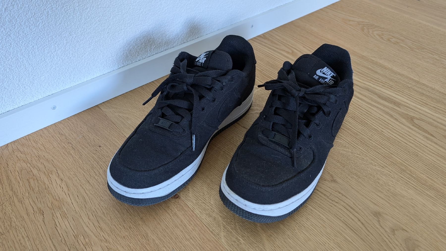 Scarpe da uomo: Nike Air Force 1 Schwarz Weiss Stoff – Usato da Wangen SZ venduto da jarheit 1