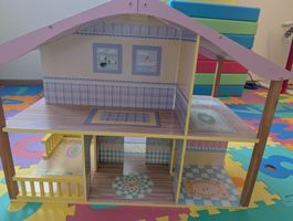 Schönes Puppenhaus aus Holz mit Einrichtung