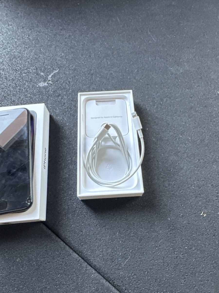 Apple Handys / Smartphones: iPhone SE (3rd gen) 128GB Midnight, endommagé – Gebraucht aus Pâquier-Montbarry von ada_w658 2