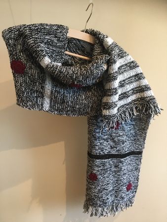 Schal schwarz/weiss mit rot aus Schurwolle und Seide