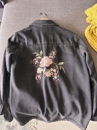 Schicke Jeansjacke mit Blumenstickerei, Gr. M, top Zustand