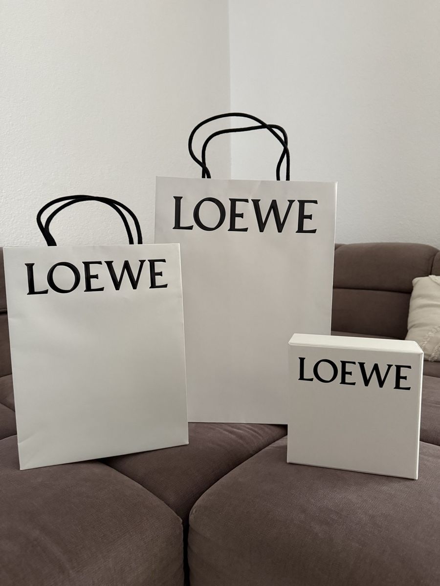 Loewe Sacs: Geschenktüte und Box – Neuf avec emballage d'origine à Niederglatt ZH par Ivan.Kryvoshei