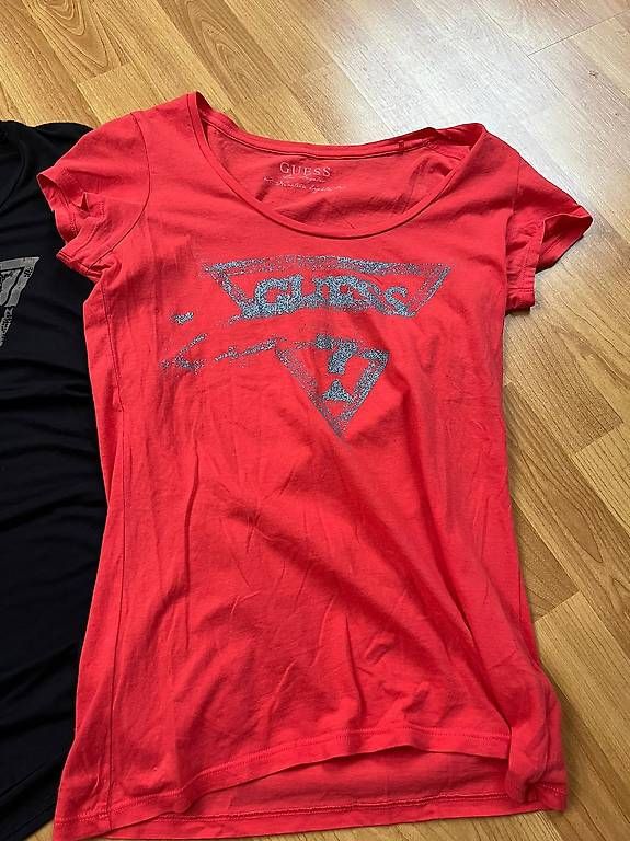 Lotti di vestiti: 4x guess pullover und t-shirts – Usato da Mörschwil venduto da nvcmi 4
