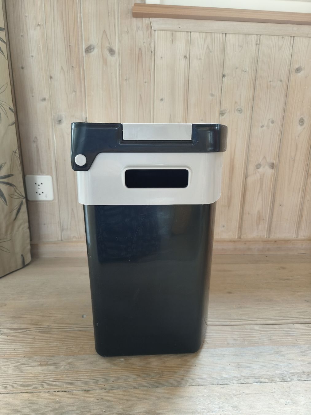 Cestini per rifiuti: Abfalleimer/Abfallpresse Ebnat Sparbox – Usato da Sternenberg venduto da Wely 3