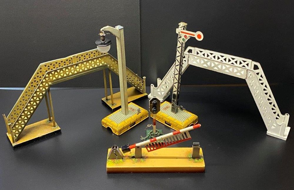 Signal Ferroviaire O Gauge - Feu Pivotant En Tôle - Hauteur 28 Cm - Marklin / Kibri