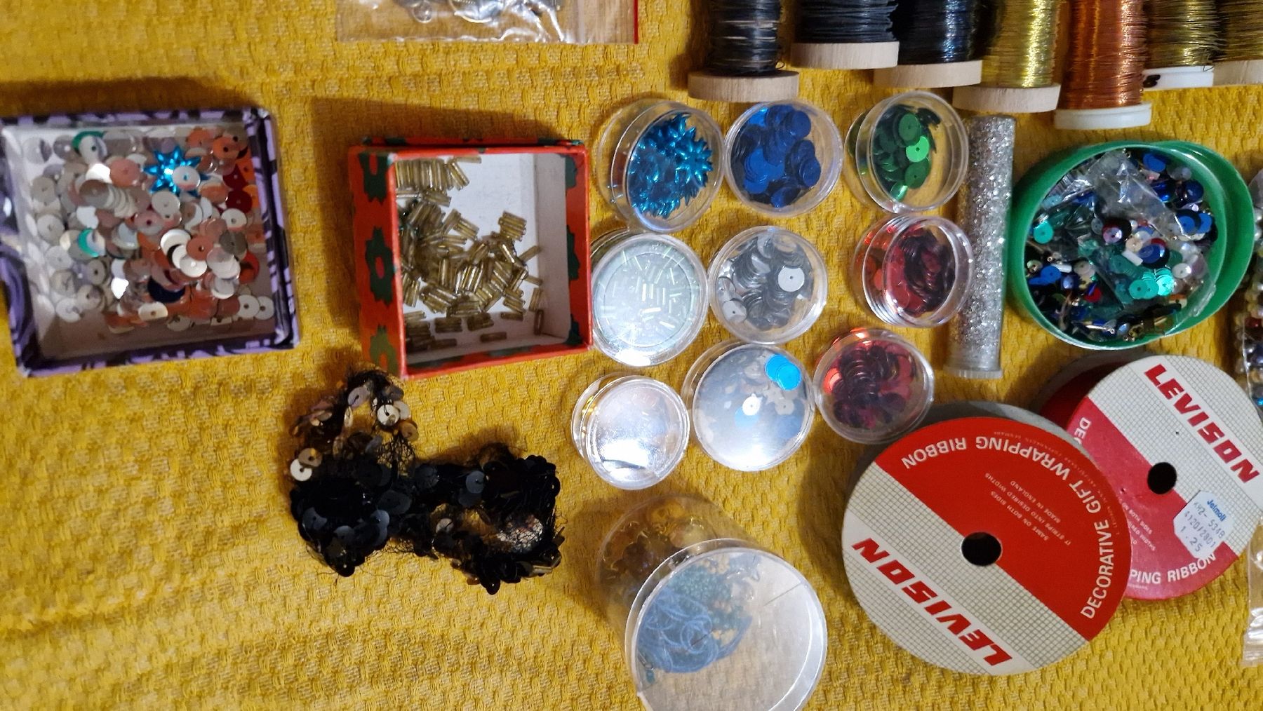 Kit bricolage: Bastel-Schnäppchen: Perlen, Pailletten, Garne uvm. – Usato da Oberengstringen venduto da Sheera7 5