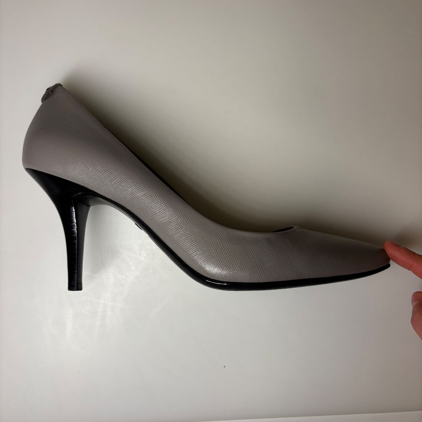 Michael Kors Scarpe da donna: Michael Kors: Pumps (Leder, grau) – Usato da Hinterkappelen venduto da hex_4vw 6