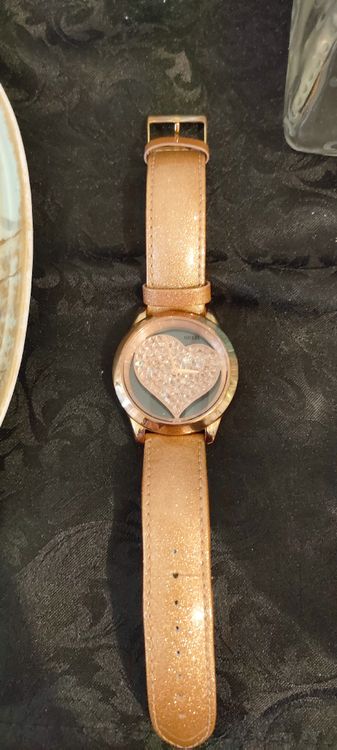 Orologio da donna Guess con brillantini a forma di cuore