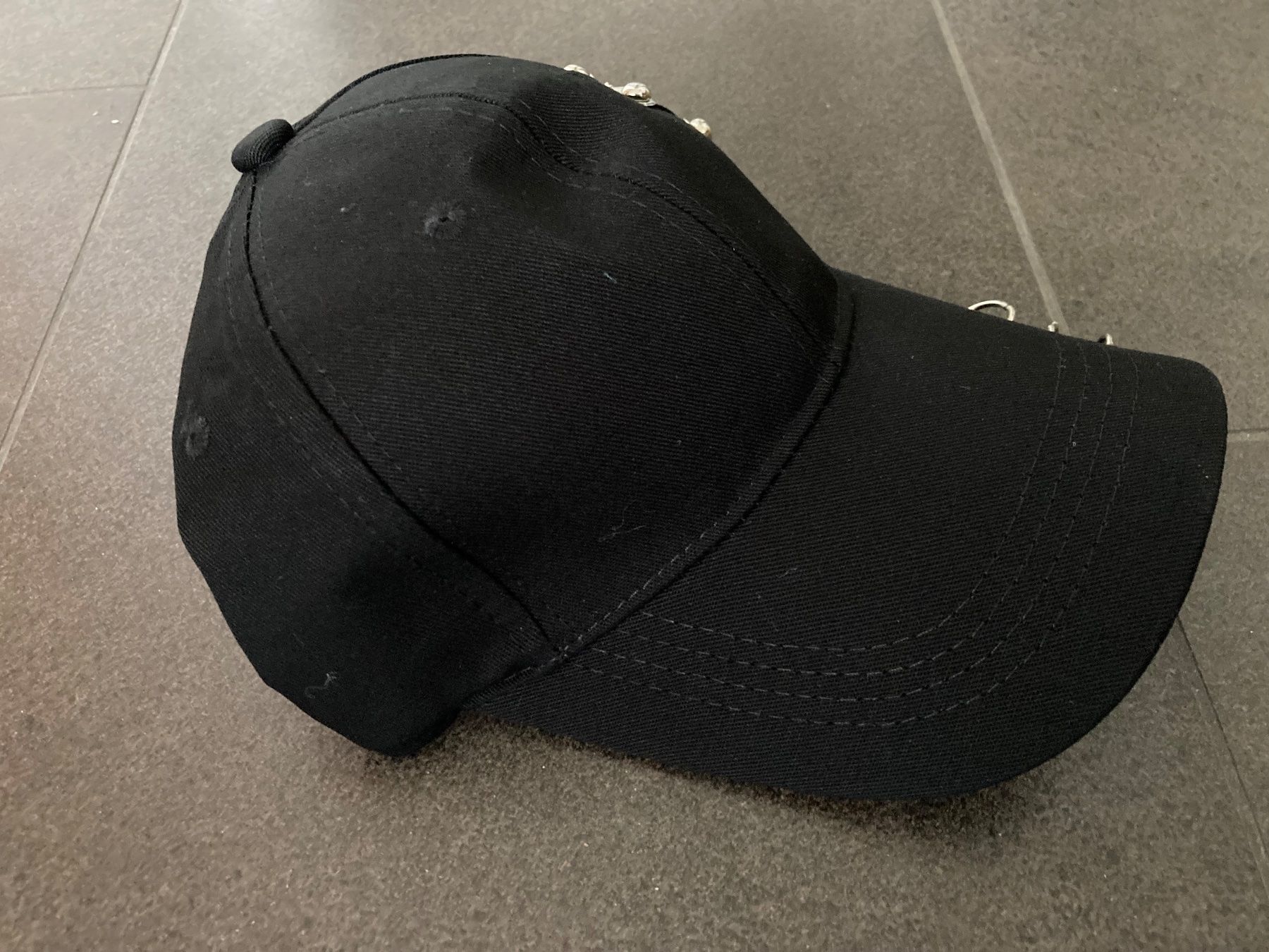 Altro in  Abbigliamento & Accessori: Rock Style. Schwarzes Cap mit Ketten und Ringen – Nuovo e nell'imballaggio originale da Buttisholz venduto da Bellabusi 3