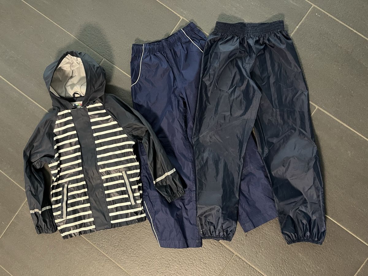 Kleiderpakete: Regenjacke und -Hosen Gr. 122-128 – Gebraucht aus Rottenschwil von gle81 1