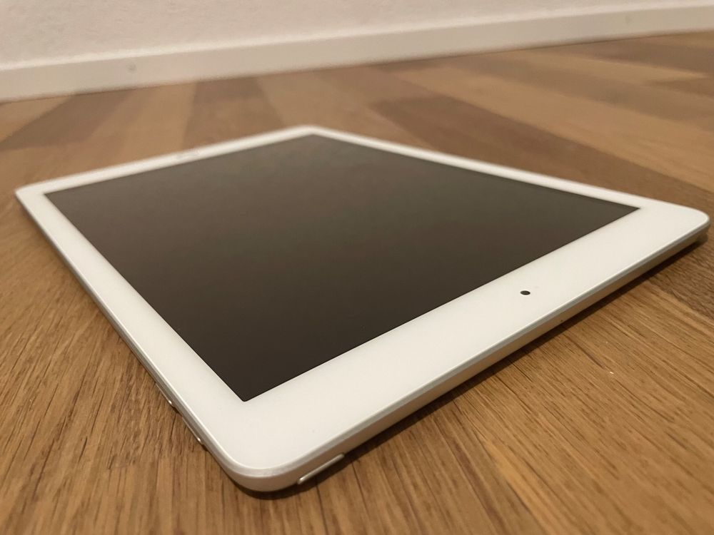 Apple iPad 6. Gen 32GB + 3 Hüllen (Logitech) (Gebraucht) in Dietikon ...