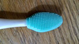 Brossette de nettoyage pour menton de chat.