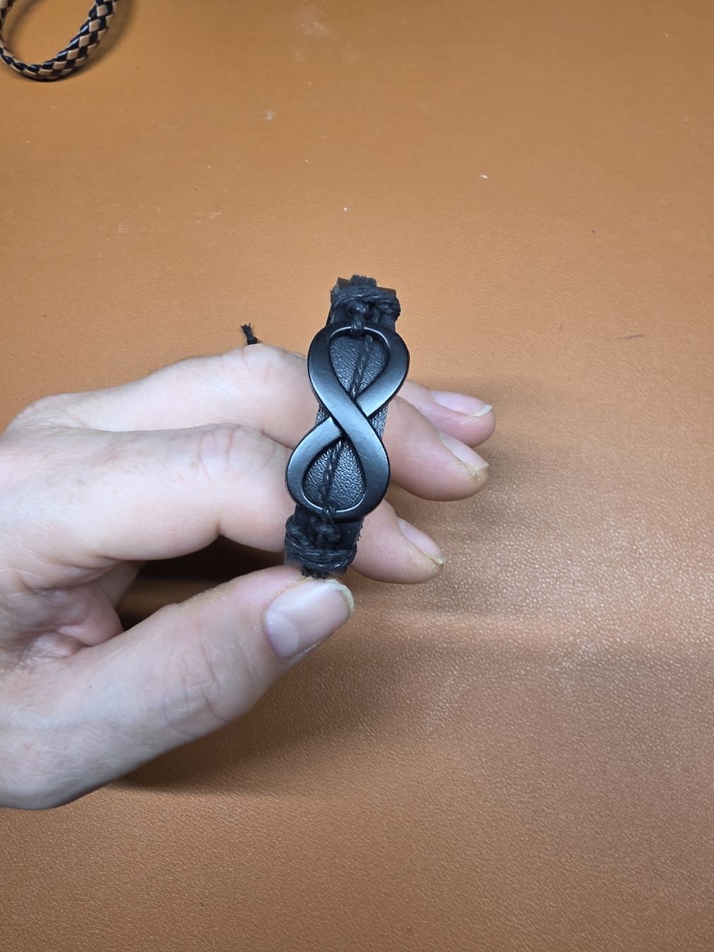 Bracciali & Braccialetti: Cooles, schwarzes Lederarmband mit Unendlichkeitszeichen – Nuovo e nell'imballaggio originale da Möhlin venduto da mic_lo