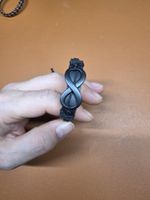 Cooles, schwarzes Lederarmband mit Unendlichkeitszeichen