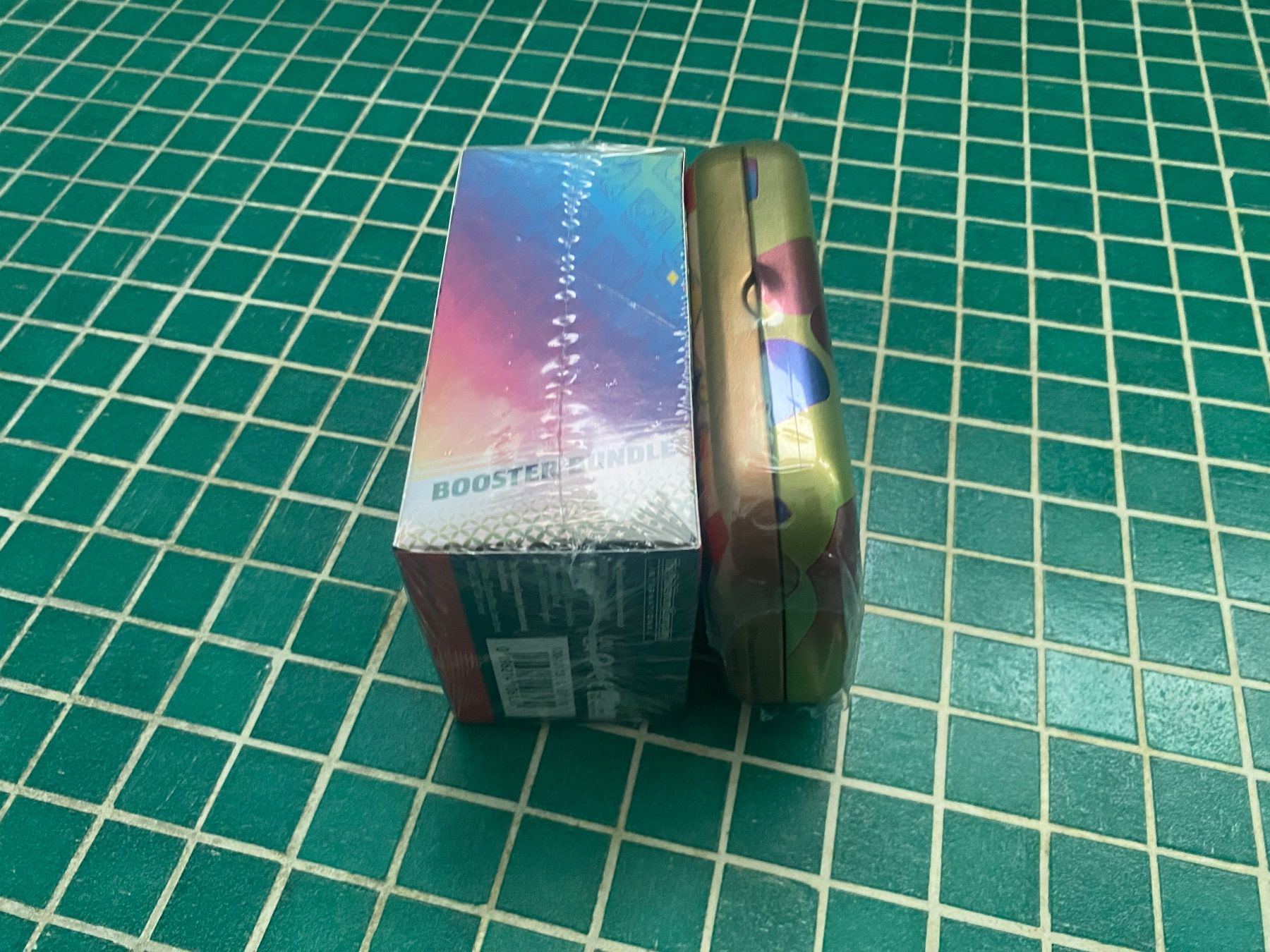 Pokémon Cartes à collectionner: POKÉMON BOOSTER BUNDLE PRISMATIC EVOLUTIONS / 151 TIN En – Neuf avec emballage d'origine à Adliswil par luc_8f79 2